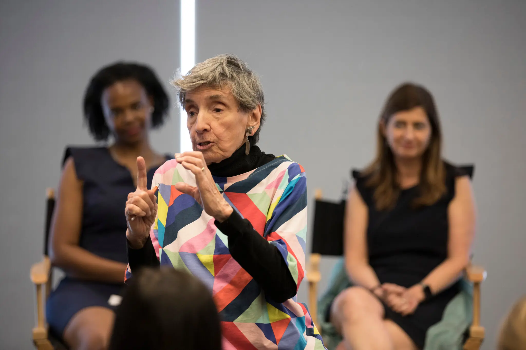 Sra. Wade em 2018 falando para a Women's Network, um grupo de funcionários do The Times. Embora tenha se aposentado em 2001, ela permaneceu ativa como professora de jornalismo e políticas públicas. (Crédito da fotografia: James Estrin/The New York Times)