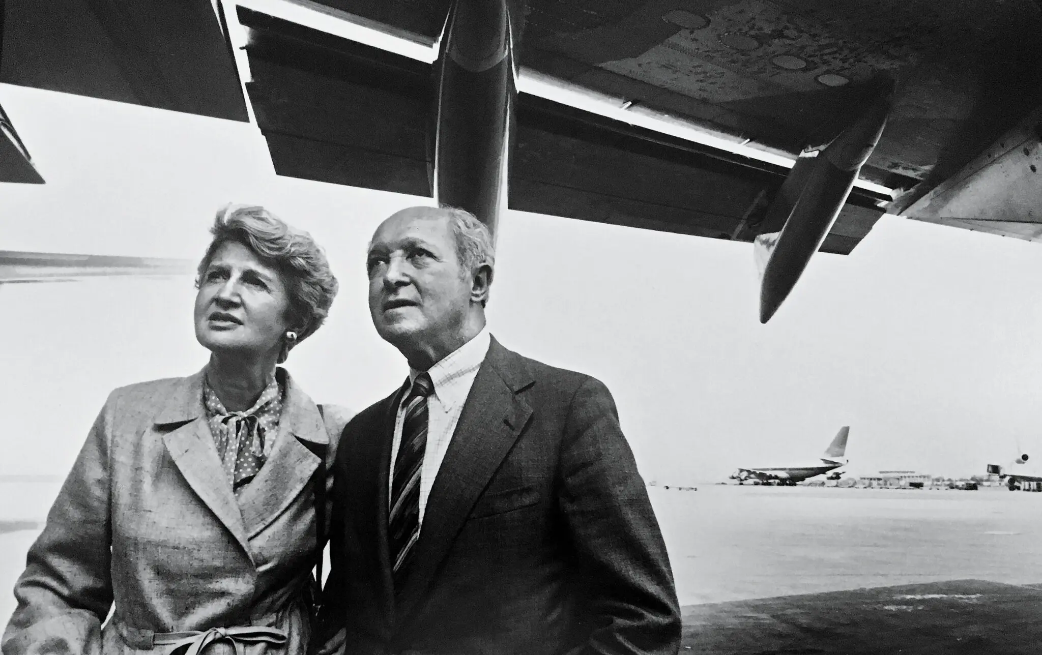 Marylin Bender em 1982 com seu marido, Selig Altschul. Os dois foram coautores de “The Chosen Instrument”, uma biografia de Juan Trippe, fundador da Pan American World Airways, publicada naquele ano. (Crédito da fotografia: Sigrid Estrada)