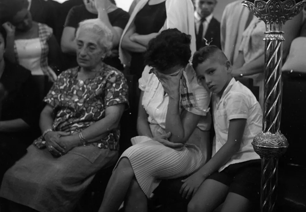 A mãe, a viúva e um dos filhos de Kairala durante velório do senador, em 1963 — (Foto: Arquivo/Agência O GLOBO)