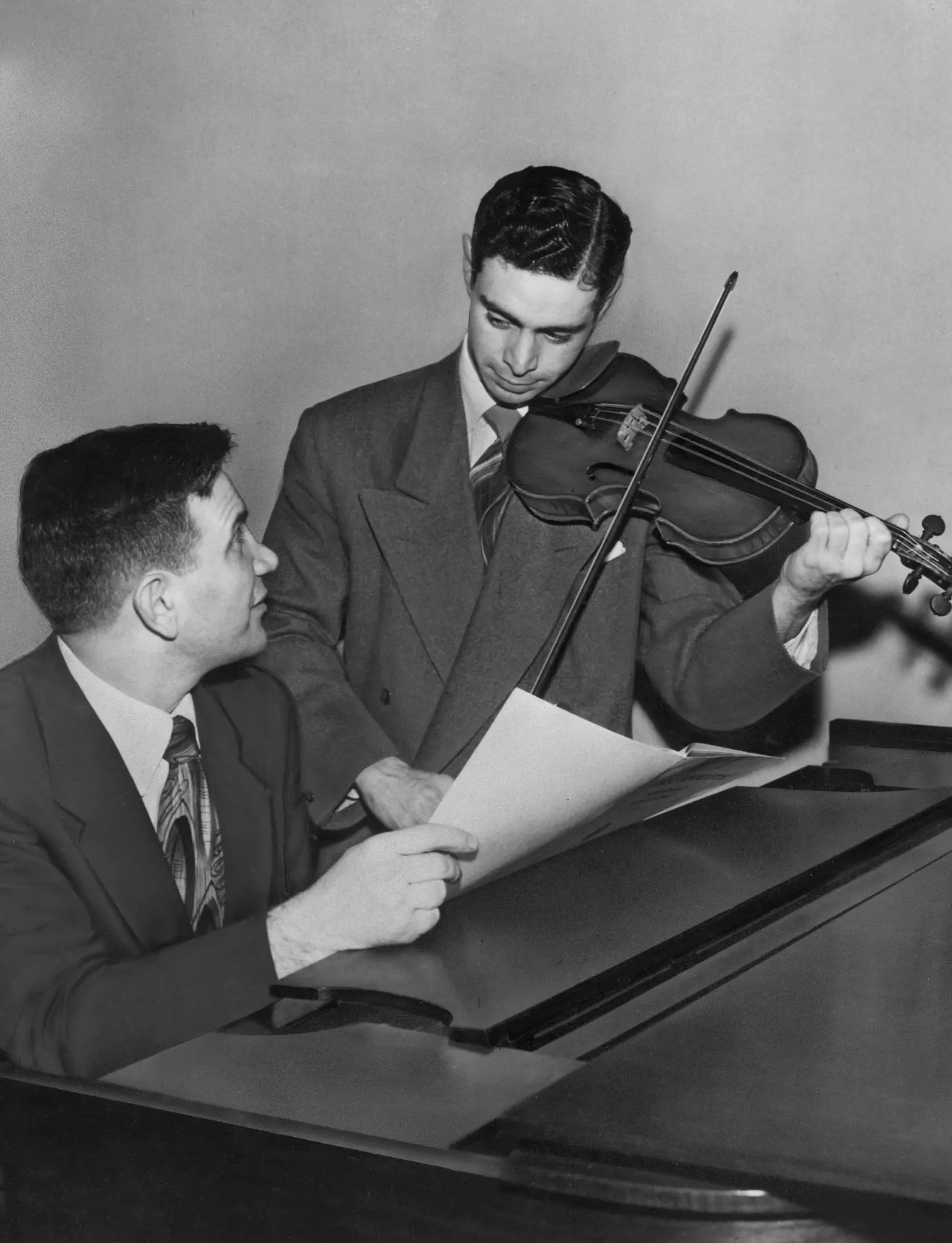 Arnold Eidus, à direita, com o compositor Raymond Scott, em 1950. O Sr. Eidus acabou adotando a publicidade como meio de vida.Crédito...O jornal New York Times