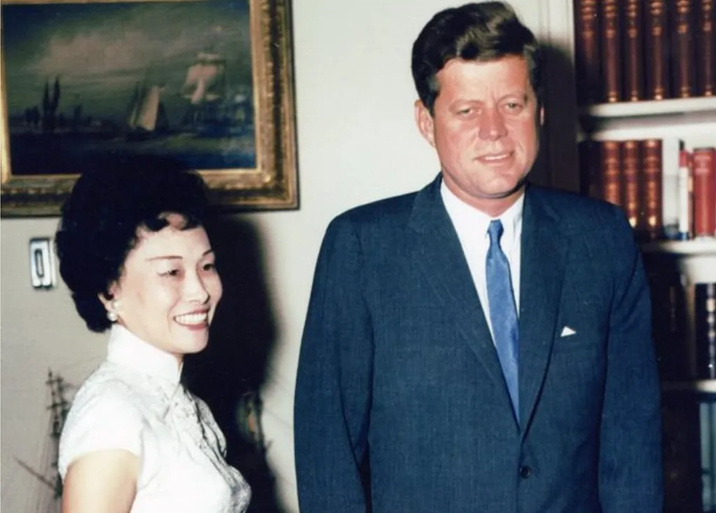 Esta foto mostra a Sra. Chennault com Kennedy em 1962. (Crédito da fotografia: Cortesia © Copyright Biblioteca Schlesinger/Instituto Radcliffe/ REPRODUÇÃO/ TODOS OS DIREITOS RESERVADOS)