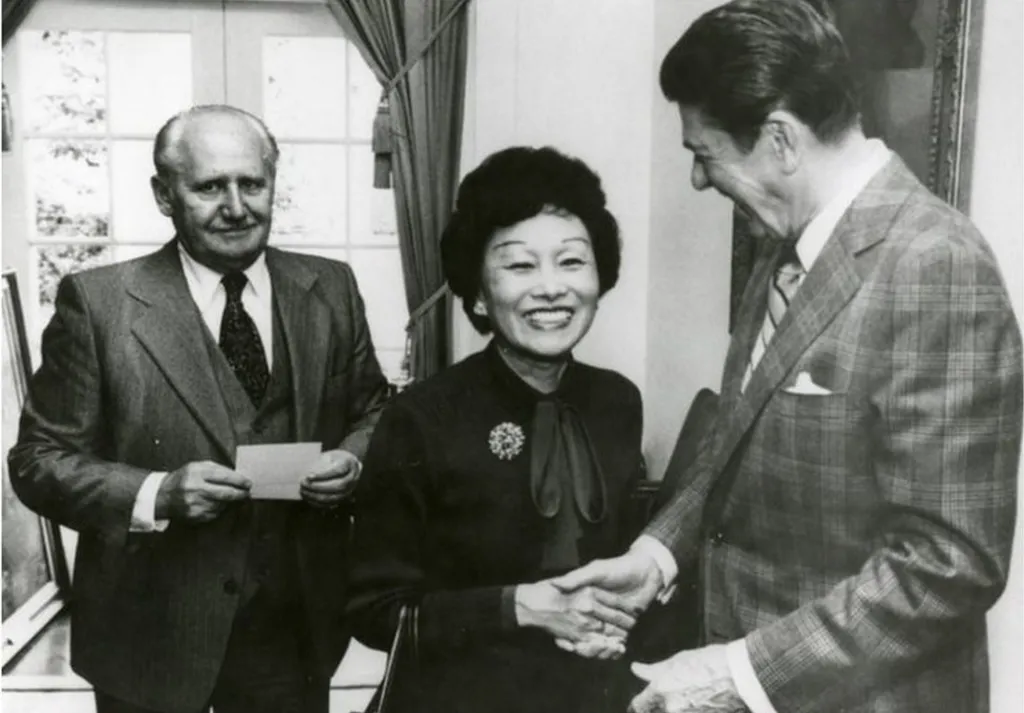 Ela foi enviada como enviada não oficial à China por Ronald Reagan (à direita) (Crédito da fotografia: Cortesia © Copyright Biblioteca Schlesinger/Instituto Radcliffe/ REPRODUÇÃO/ TODOS OS DIREITOS RESERVADOS)
