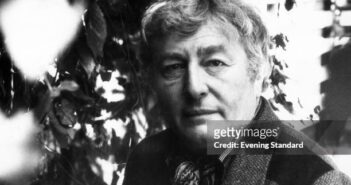 7 de setembro de 1979: o dramaturgo e roteirista britânico Anthony Shaffer (1926 - 2001), irmão gêmeo do dramaturgo Peter Shaffer. Seus trabalhos incluem ‘Sleuth’ e o roteiro de ‘The Wicker Man’. (Foto do Evening Standard/Getty Images)
