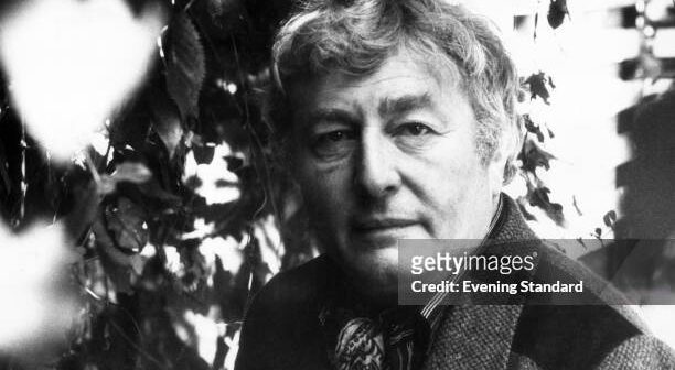 7 de setembro de 1979: o dramaturgo e roteirista britânico Anthony Shaffer (1926 - 2001), irmão gêmeo do dramaturgo Peter Shaffer. Seus trabalhos incluem ‘Sleuth’ e o roteiro de ‘The Wicker Man’. (Foto do Evening Standard/Getty Images)