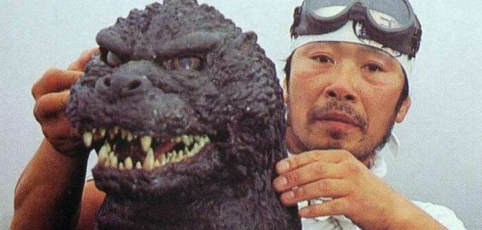 Kenpachiro Satsuma com um dos figurinos de borracha do Godzilla: o calor e a fumaça de efeitos especiais o sufocavam Foto: Reprodução