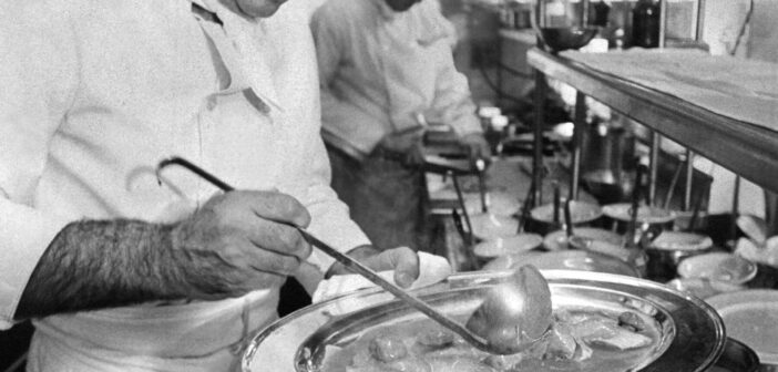 O chef Alain Sailhac no Le Cygne em 1972. Ao premiar o restaurante com quatro estrelas, o The New York Times disse que ele oferecia “a melhor alta gastronomia francesa da cidade”.Crédito...Paul Hosefros/The New York Times
