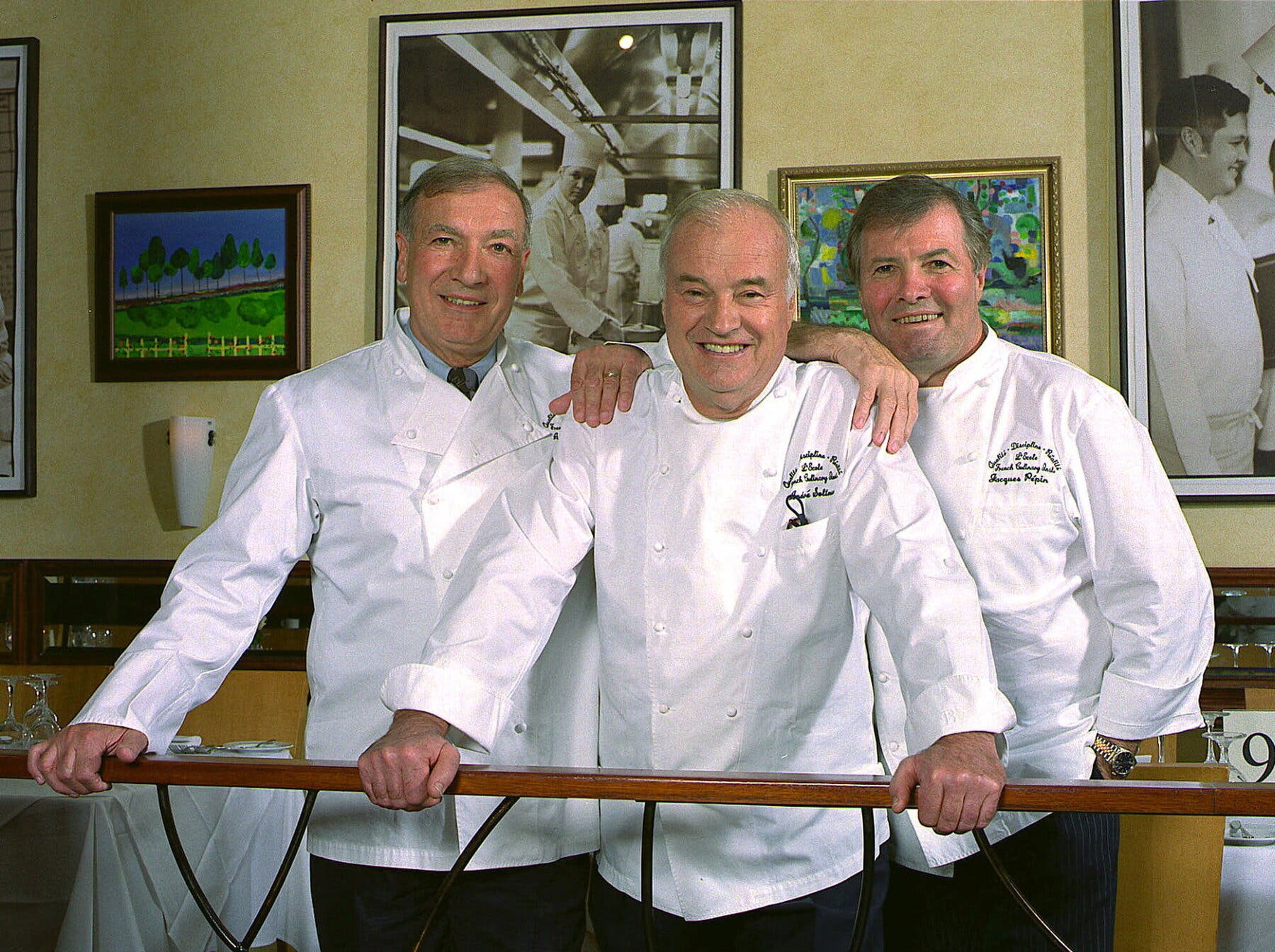 Sailhac, à esquerda, com os chefs André Soltner e Jacques Pépin, no French Culinary Institute da cidade de Nova York em 1999. O trio foi contratado como reitor da escola em 1982.Crédito...Jim Cooper/Associated Press