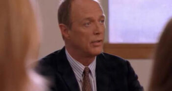 Harry Johnson na série 'Buffy: A Caça-Vampiros', que foi transmitida originalmente entre 1997 e 2003. (Foto: Reprodução/ Hulu © Fornecido por Estadão)