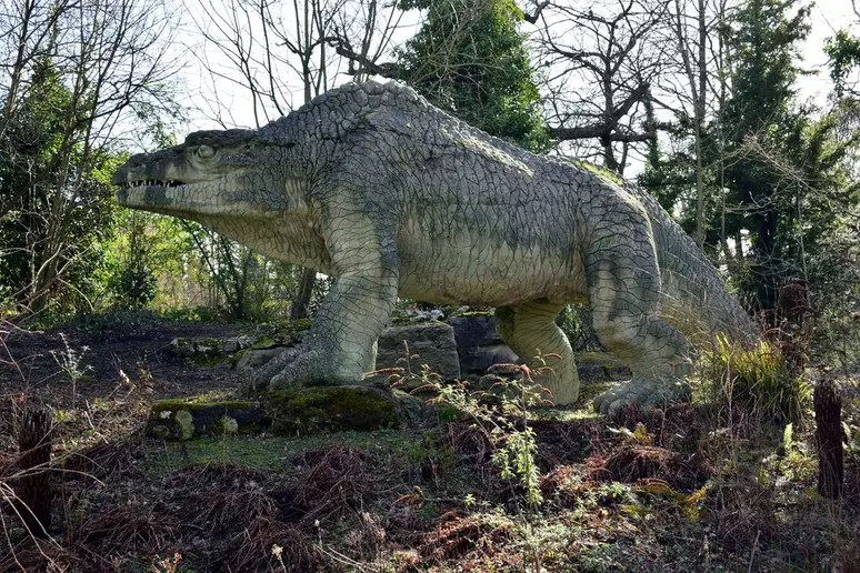 Estátua do megalossauro em Crystal Palace Park, na Inglaterra (Imagem: Dreizung/Wikimedia Commons) Foto: Canaltech