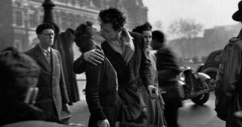 Fotografia "O Beijo do Hôtel de Ville" - (Robert Doisneau/Divulgação)