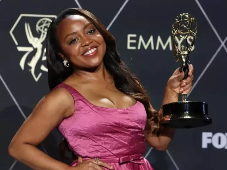 A imagem mostra a atriz Quinta Bruson segurando a estatueta do Emmy, que venceu na categoria melhor atriz de comédia. (Foto: Alma Preta)