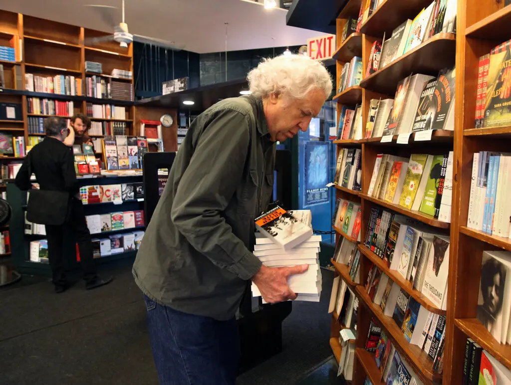 Contant em sua livraria em 2011. Ele a fundou com outras três pessoas em 1977 e era o único proprietário quando a livraria fechou em 2016. (Crédito da fotografia: Michelle V. Agins/The New York Times)