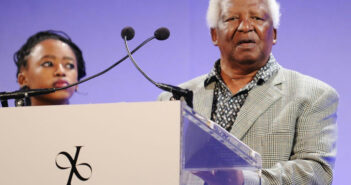 Magubane tornou-se o fotógrafo oficial de Nelson Mandela quando este foi libertado da prisão em 1990 (© Stephen Lovekin)