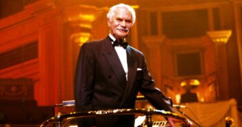 Laurie Johnson no Royal Festival Hall em Londres em 1999. (CRÉDITO DA FOTOGRAFIA: Cortesia Roberta Parkin/Redferns)