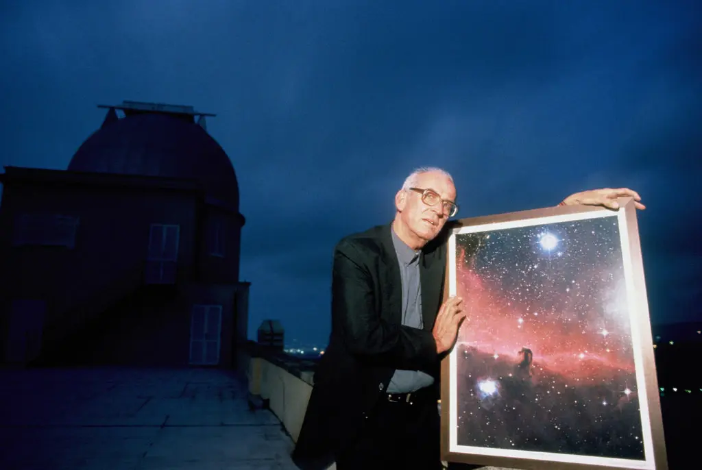O reverendo George V. Coyne no observatório do Vaticano em Castel Gandolfo em 1991. Ele o chefiou por quase três décadas, argumentando que a religião tinha um lugar ao lado da ciência.Credit...Franco Origlia/Getty Images