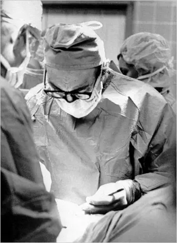 Michael E. DeBakey realiza uma cirurgia de coração aberto na Arábia Saudita em maio de 1978. Crédito...Imprensa associada