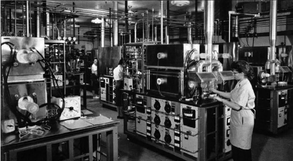 O laboratório Fairchild Semiconductor em 1960. “Não havia nada mais importante do que a Fairchild Semiconductor para a experiência do Vale do Silício como a conhecemos hoje”, disse um historiador da computação.Crédito...O Museu da História da Computação