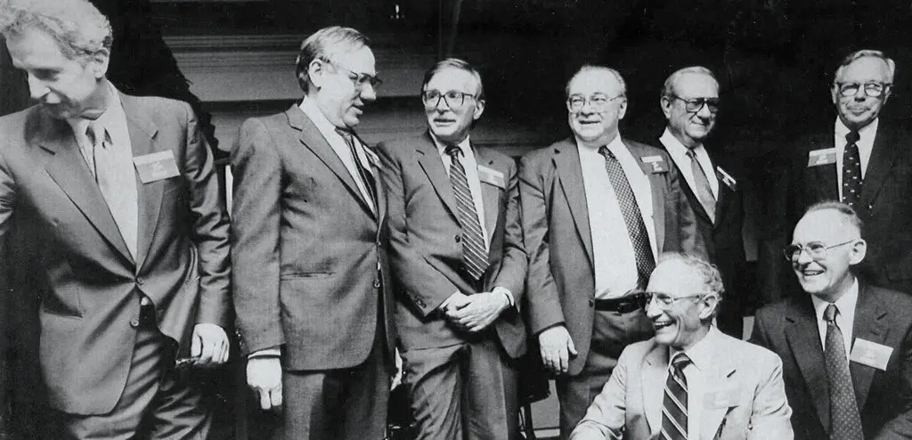 Fundadores da Fairchild Semiconductor em 1988. Victor Grinich (à esquerda), Jay Last, Jean Hoerni, Julius Blank, Eugene Kleiner, Sheldon Roberts, Robert N. Noyce (sentado, à esquerda) e Gordon E. Moore.Crédito...Terrence McCarthy
