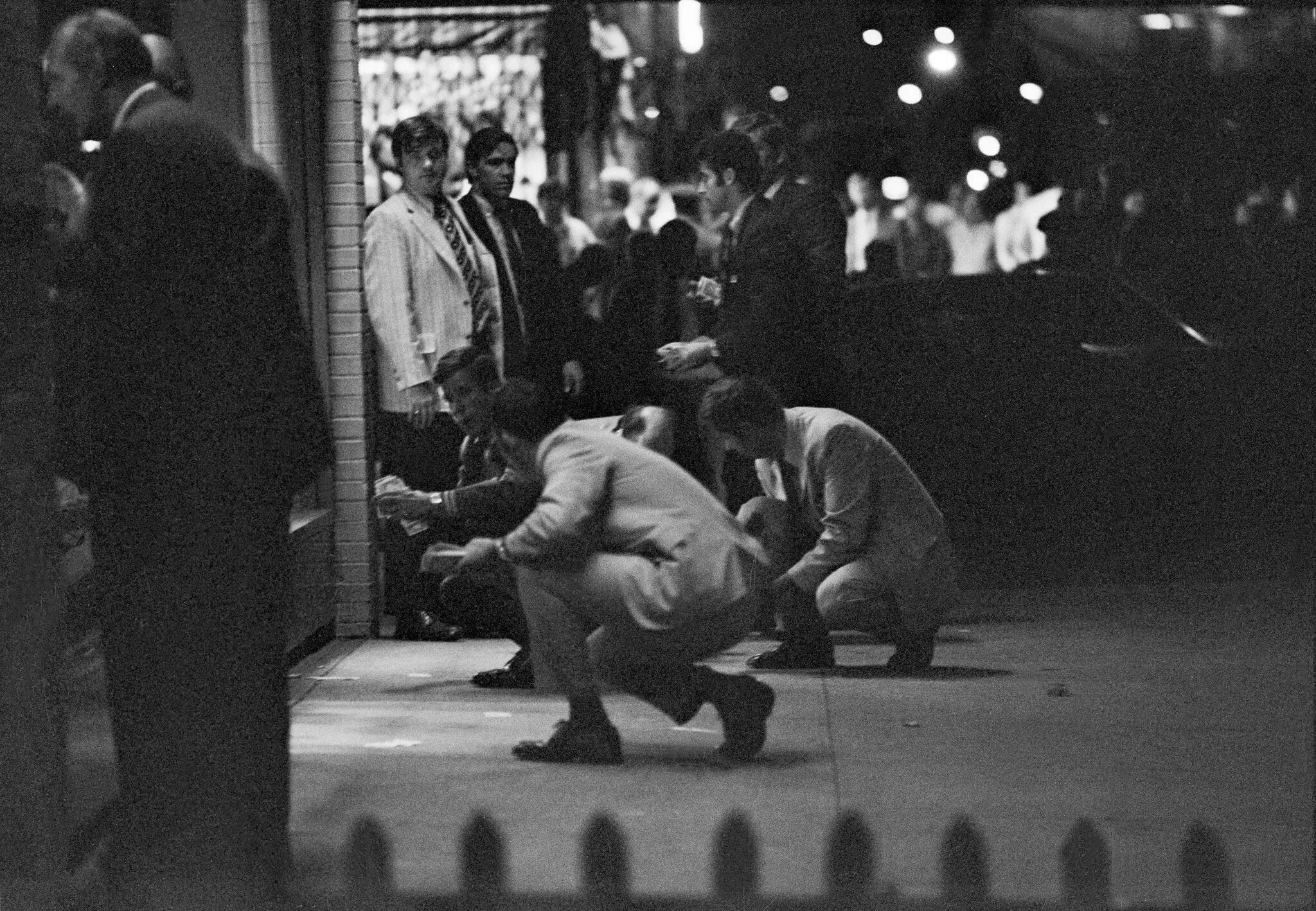 A cena de um assalto a banco no Brooklyn em 1972, em que dois homens armados mantiveram oito pessoas como reféns. O incidente inspirou o filme “Dog Day Afternoon”.Crédito...Larry C. Morris/The New York Times