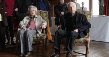Micheline Rozan e Peter Brook durante cerimônia em que receberam a Medalha Vermeil da Cidade de Paris em 2011. “Ele nunca poderia ter feito o que fez sem ela”, disse o escritor e ator Jean-Claude Carrière.Crédito...Richard Bord/WireImage, via Getty Images