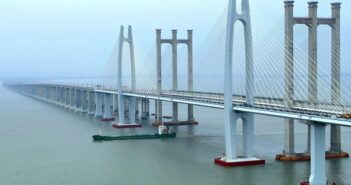 Foto aérea mostra a ponte marítima da Baía de Quanzhou, parte da ferrovia de alta velocidade inaugurada na província de Fujian, sudeste da China — Foto: Xinhua/Wei Peiquan/divulgação