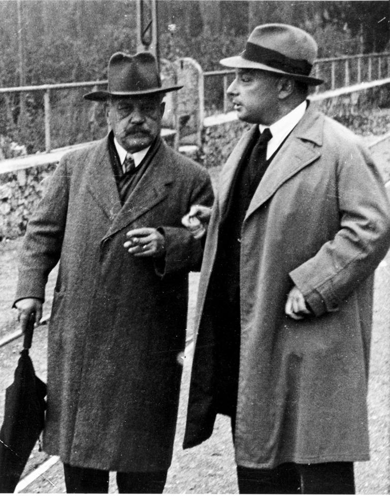 Wolfgang Pauli (à dir.) na década de 1940 com o cientista pioneiro da física atômica e quântica Arnold Sommerfeld (1868-1951), que havia sido seu professor duas décadas antes © Getty Images