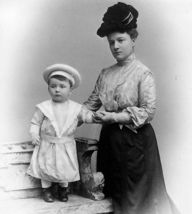 Pauli, aos 20 meses de idade, com sua mãe (© L Grillich, Viena) © CERN