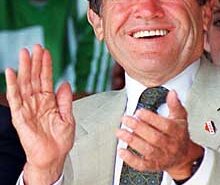 ARQUIVO - Jay Pritzker, fundador e presidente da Hyatt Corp, mostrado nesta foto de arquivo de junho de 1992, morreu no sábado, 23 de janeiro de 1999. Ele tinha 76 anos. Pritzker estava entre as pessoas mais ricas de Chicago e do país. No ano passado, a Forbes classificou-o como o 20º americano mais rico, com uma fortuna de 5 mil milhões de dólares. Ele também era generoso com seu dinheiro. Ele e seu irmão Robert Pritzker doaram US$ 70 milhões em 1996, de acordo com uma lista compilada pela revista Fortune. (Foto AP/Mark Elias)