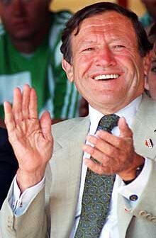 ARQUIVO - Jay Pritzker, fundador e presidente da Hyatt Corp, mostrado nesta foto de arquivo de junho de 1992, morreu no sábado, 23 de janeiro de 1999. Ele tinha 76 anos. Pritzker estava entre as pessoas mais ricas de Chicago e do país. No ano passado, a Forbes classificou-o como o 20º americano mais rico, com uma fortuna de 5 mil milhões de dólares. Ele também era generoso com seu dinheiro. Ele e seu irmão Robert Pritzker doaram US$ 70 milhões em 1996, de acordo com uma lista compilada pela revista Fortune. (Foto AP/Mark Elias)