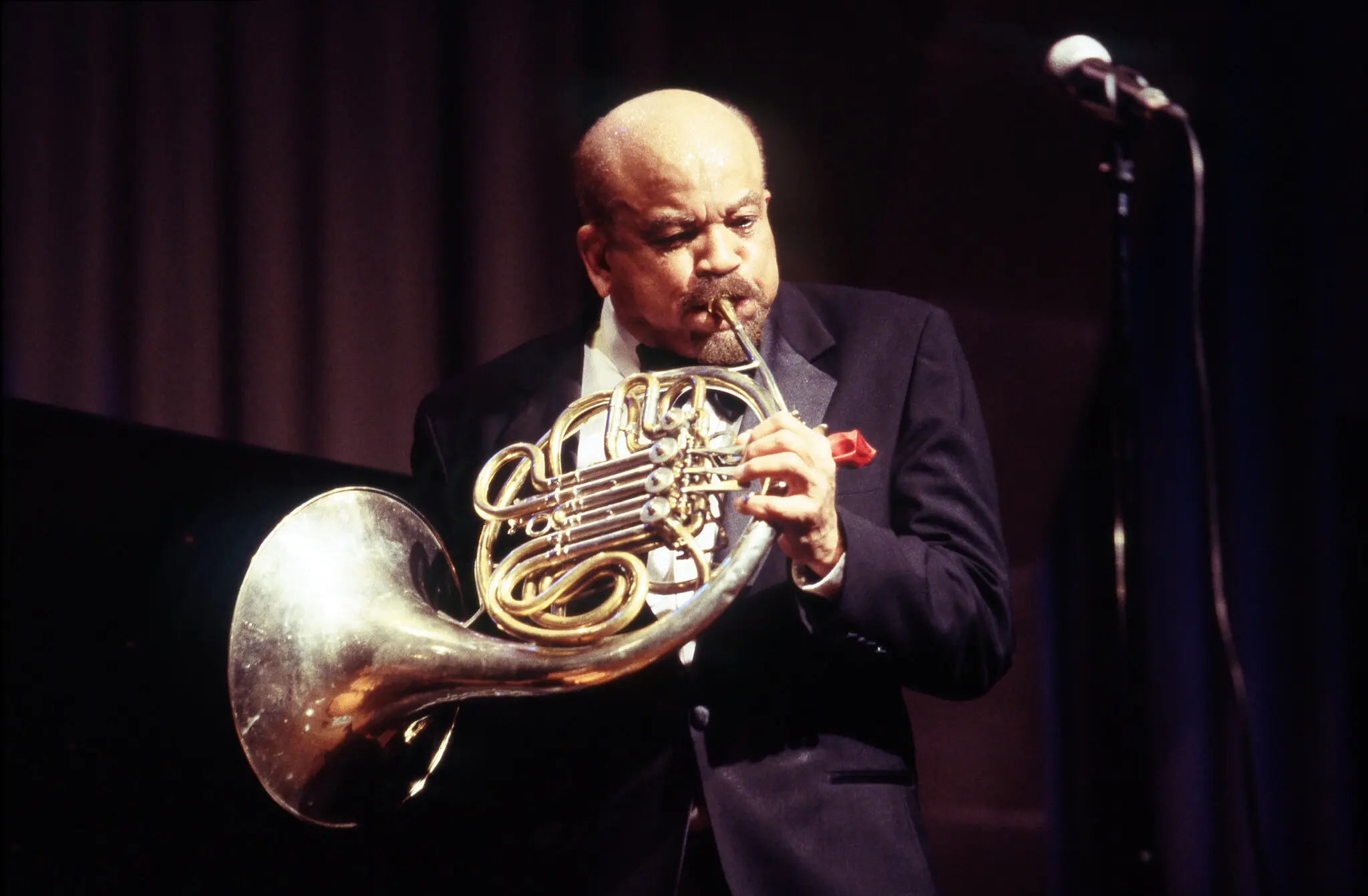 Willie Ruff aprendeu trompa francesa no Exército e mais tarde frequentou a Escola de Música de Yale. “Trouxe minha trompa e fiz um teste”, disse ele, “e por algum milagre eles me deixaram entrar”. (Crédito da fotografia: Cortesia Copyright© Alan Nahigian/The New York Times/ REPRODUÇÃO/ TODOS OS DIREITOS RESERVADOS)