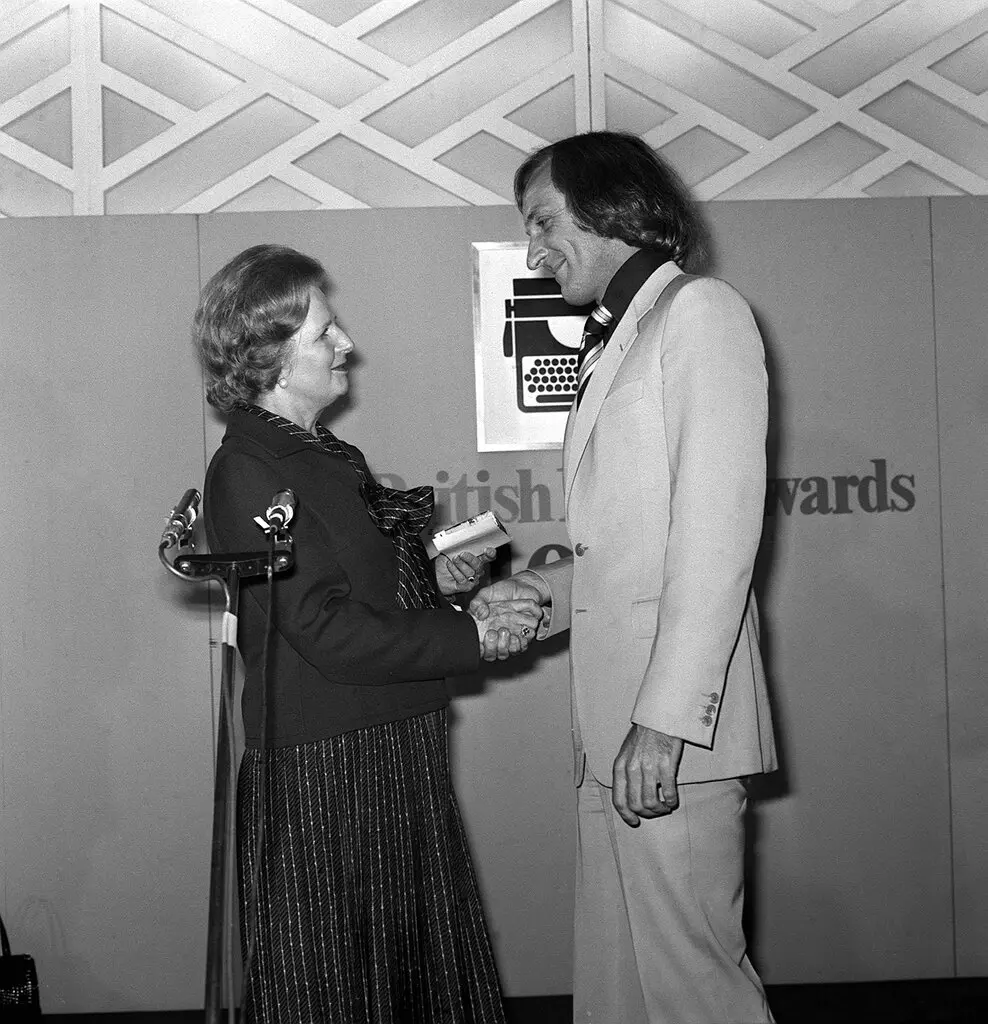 A primeira-ministra Margaret Thatcher presenteou Pilger com o prêmio de jornalista do ano em 1979. Suas outras homenagens incluíram um prêmio Peabody e um Emmy Internacional.Crédito...Julian Brown/Mirrorpix/Getty Images