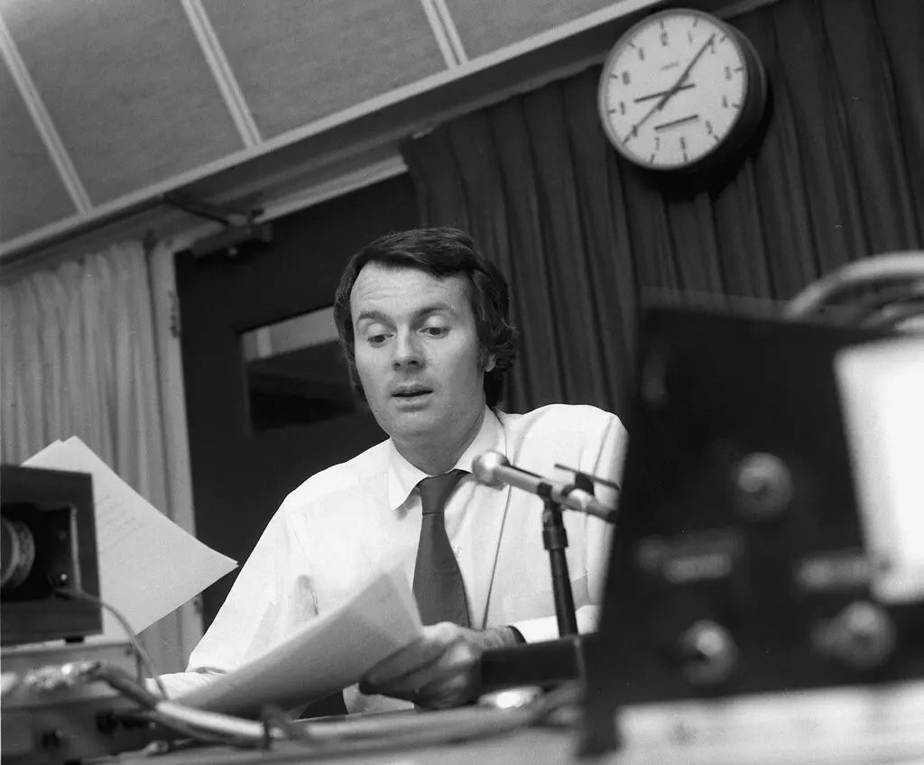 Osgood no ar em 1972. Sua voz distinta foi ouvida por muitos anos nos segmentos curtos “Osgood File” na Rádio CBS.Crédito...CBS, através da Getty Images