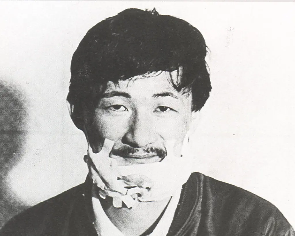 Uma foto da prisão mostrava a mandíbula de Shih coberta por bandagens, resultado de uma tentativa apressada de cirurgia plástica para alterar sua aparência.Crédito...Chia-chiun Chen Shih