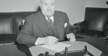 Spruille Braden, fotografado no escritório que ocupava ao deixar a embaixada na Argentina. (Crédito: Arquivo Bettmann/ TODOS OS DIREITOS RESERVADOS)