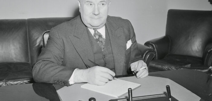 Spruille Braden, fotografado no escritório que ocupava ao deixar a embaixada na Argentina. (Crédito: Arquivo Bettmann/ TODOS OS DIREITOS RESERVADOS)