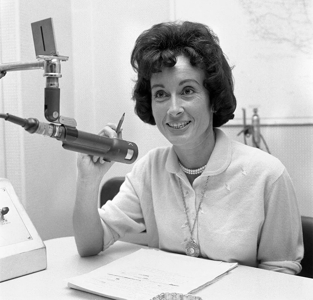 Ruth Ashton Taylor apresentando 'The Ruth and Pat Show' na rádio KNX em 1963. CBS VIA GETTY IMAGES