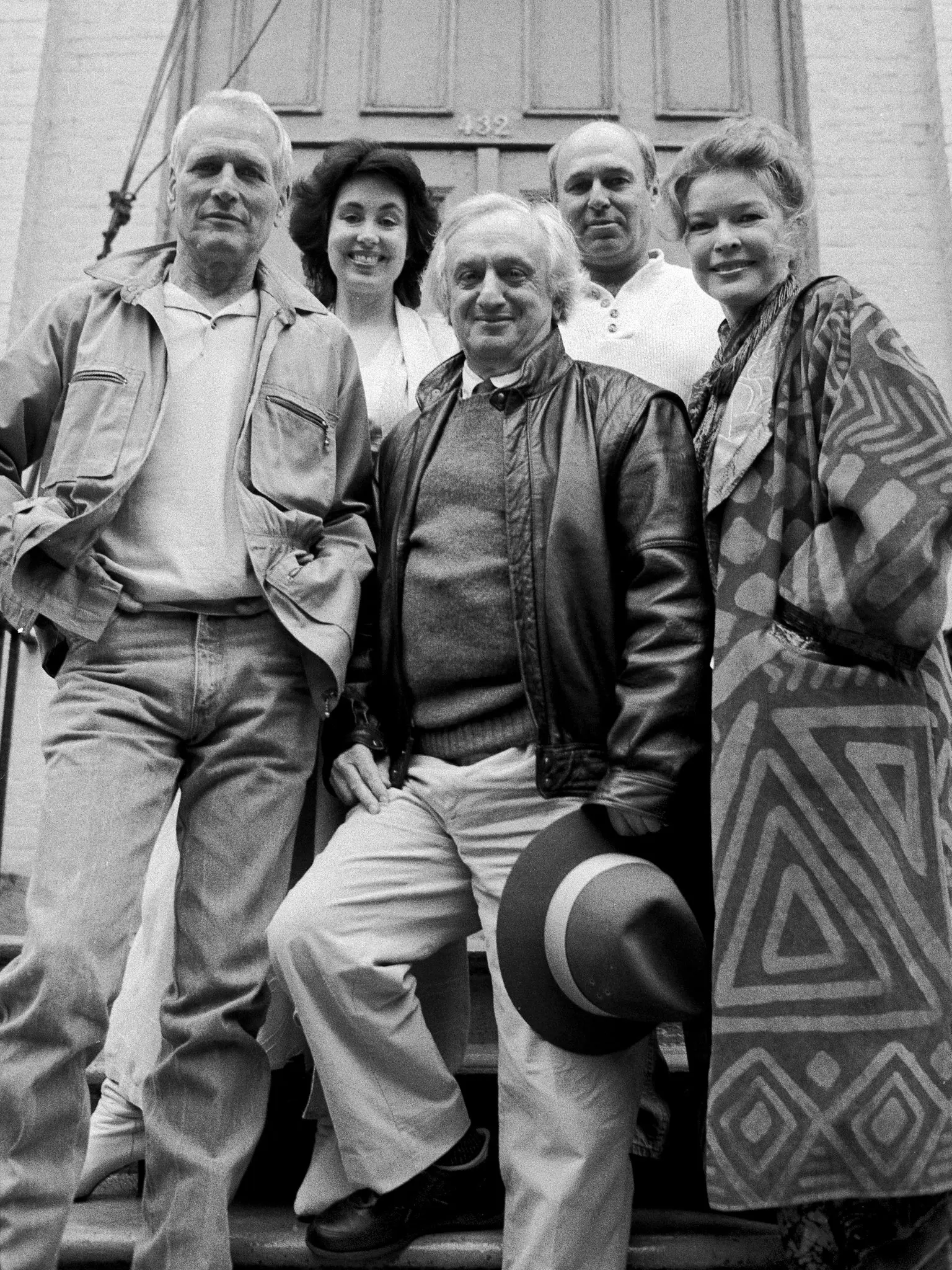 Corsaro, centro, em 1988 com, a partir da esquerda, Paul Newman, Patty Ewald, Peter Masterson e Ellen Burstyn fora do Actors Studio em Nova York, depois que Corsaro foi nomeado seu diretor artístico.Crédito...Vic DeLucia/The New York Times