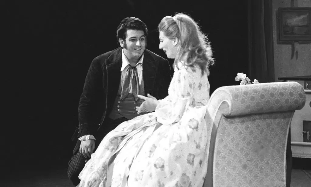 Um jovem Plácido Domingo com Patricia Brooks durante uma apresentação da City Opera “Traviata”, em 1967, dirigida pelo Sr. Foi considerado seu avanço operístico.Crédito...Beth Bergman