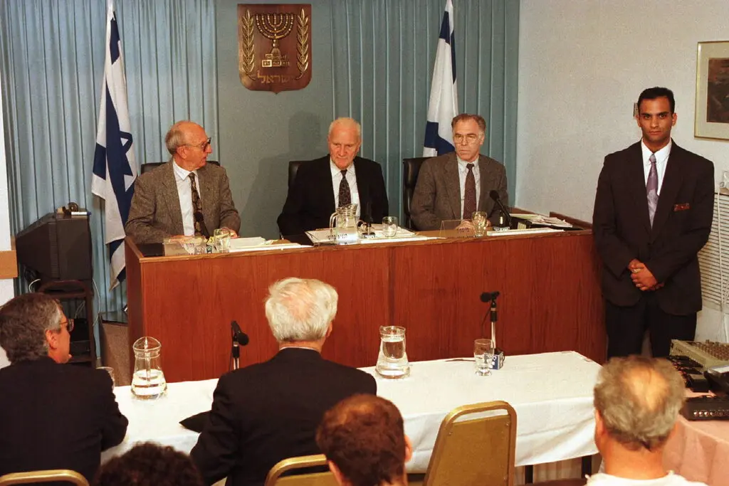 A partir da esquerda, Sr. Zamir; Meir Shamgar, ex-presidente do Supremo Tribunal de Israel; e Ariel Rosen-Zvi, reitor da faculdade de direito da Universidade de Tel Aviv, em novembro de 1995, presidindo uma audiência que investigava o assassinato do primeiro-ministro Yitzhak Rabin.Crédito...David Silverman/Reuters