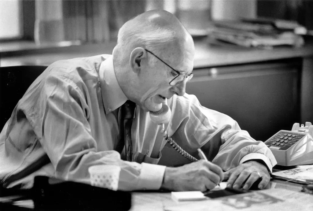 Claude Sitton em 1990, seu último ano como editor do The News & Observer em Raleigh, NC. (Crédito da fotografia: Harry Lynch/The News & Observer, via Associated Press)