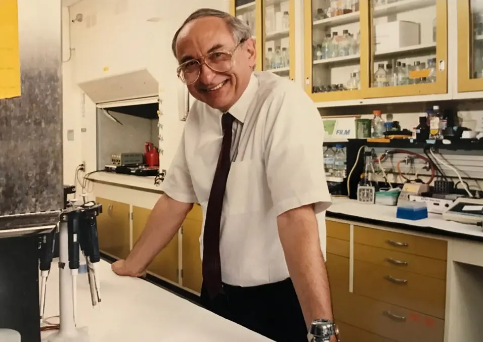 Alfred W. Alberts na Merck em 1995. Durante sua recente cirurgia de ponte de safena, os médicos o trataram “como uma estrela do rock” depois de saberem que ele havia descoberto a lovastatina, um medicamento para baixar o colesterol.