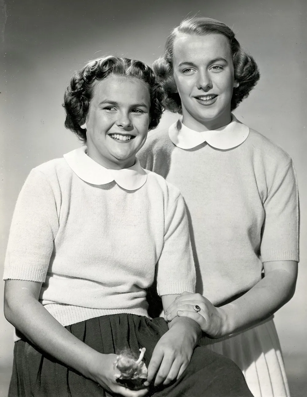 As Bell Sisters - Cynthia (à direita) e Kay - em 1952, conforme visto em sua primeira foto publicitária. CORTESIA DE REX STROTHER