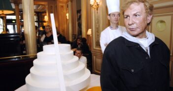 Claude Montana posa com doce do chef Laurent Delarbre em 2007, em Paris — Foto: Eric Feferberg/AFP