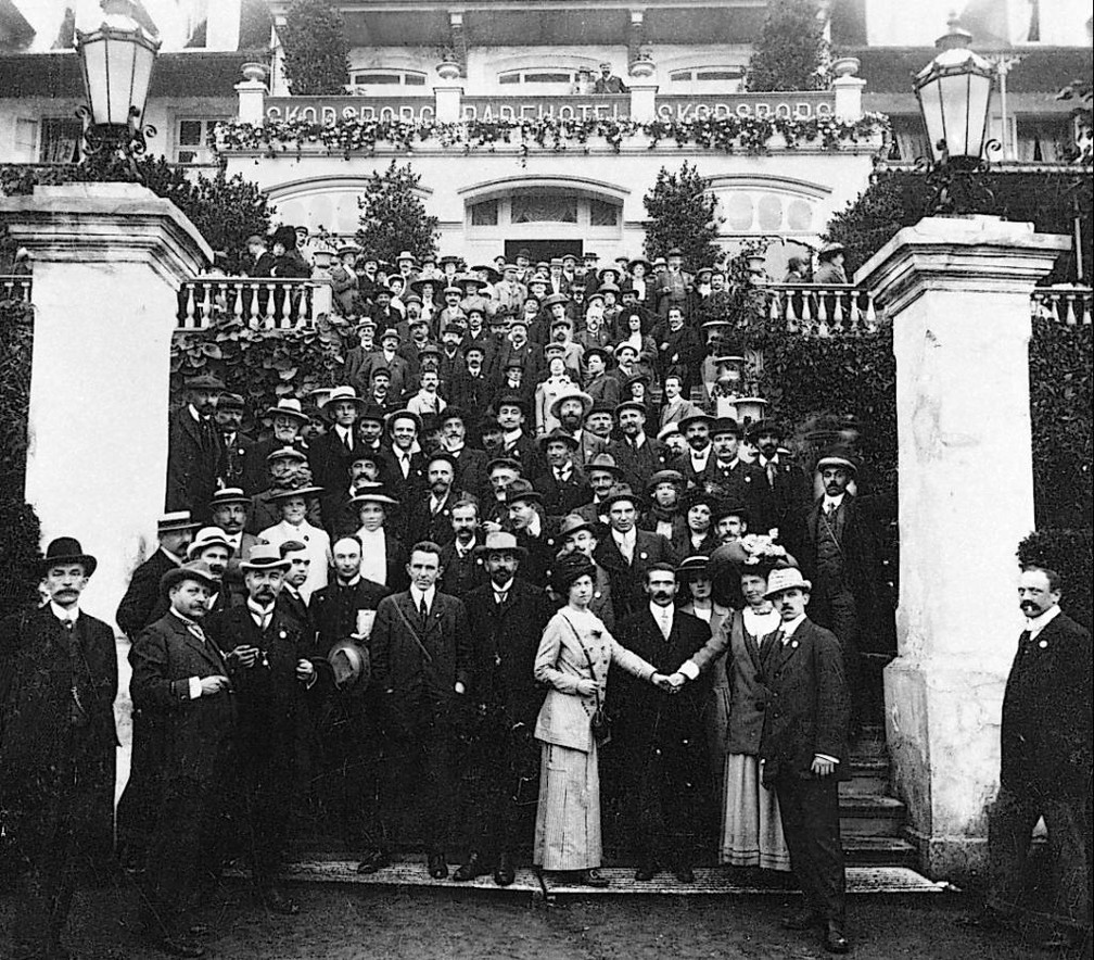 Copenhague, 1910. VIII Congresso da Internacional Socialista: na frente, Alexandra Kollontai e Clara Zetkin — Foto: Domínio público