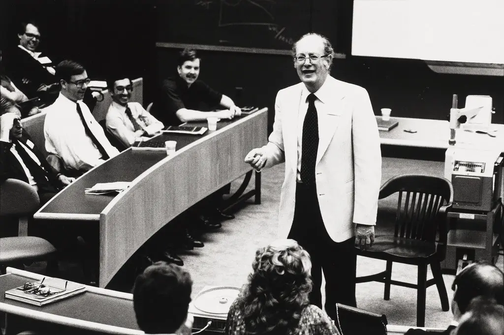 Prof. Howard Raiffa por volta de 1975. Ele foi o pioneiro do que ficou conhecido como ciência da decisão. (Crédito...Richard A. Chase/Harvard Business School)