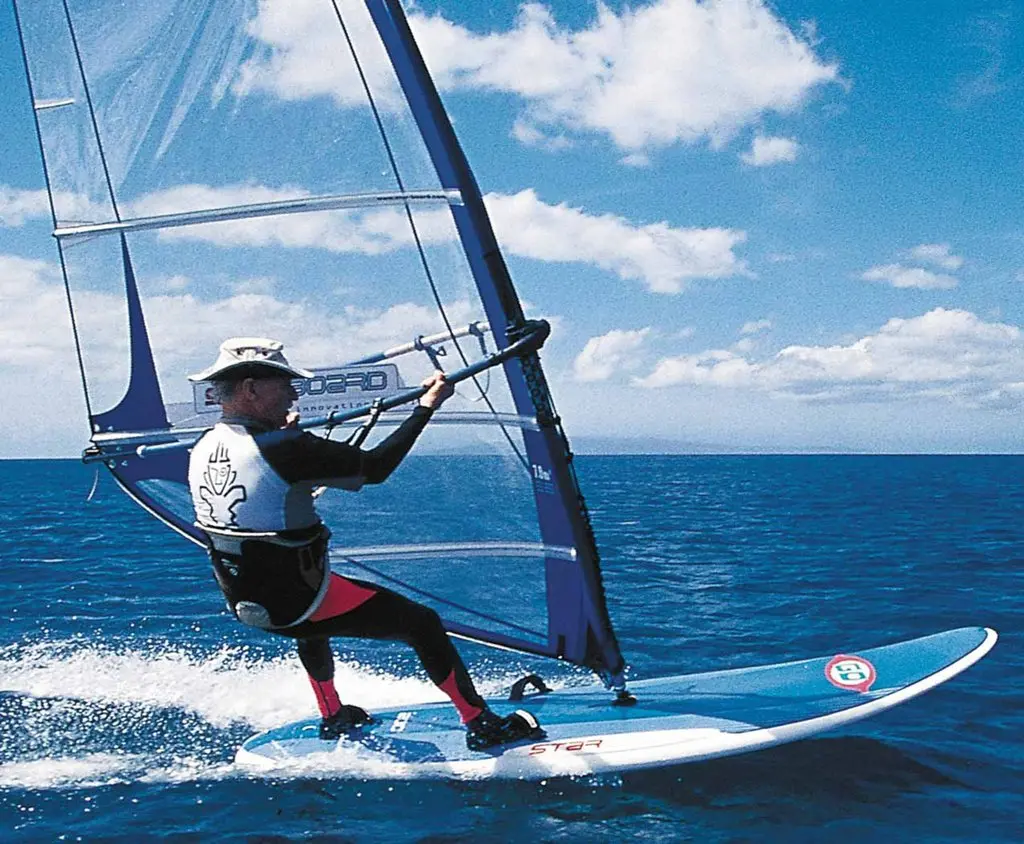Jim Drake desenvolveu uma versão da prancha à vela que popularizou o windsurf.Crédito...John Carter/Estibordo