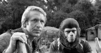 Ron Harper, ator americano, das séries de televisão Planeta dos Macacos, na qual viveu o astronauta Alan Virdon e O Elo Perdido, sobre uma família enviada para um mundo habitado por dinossauros