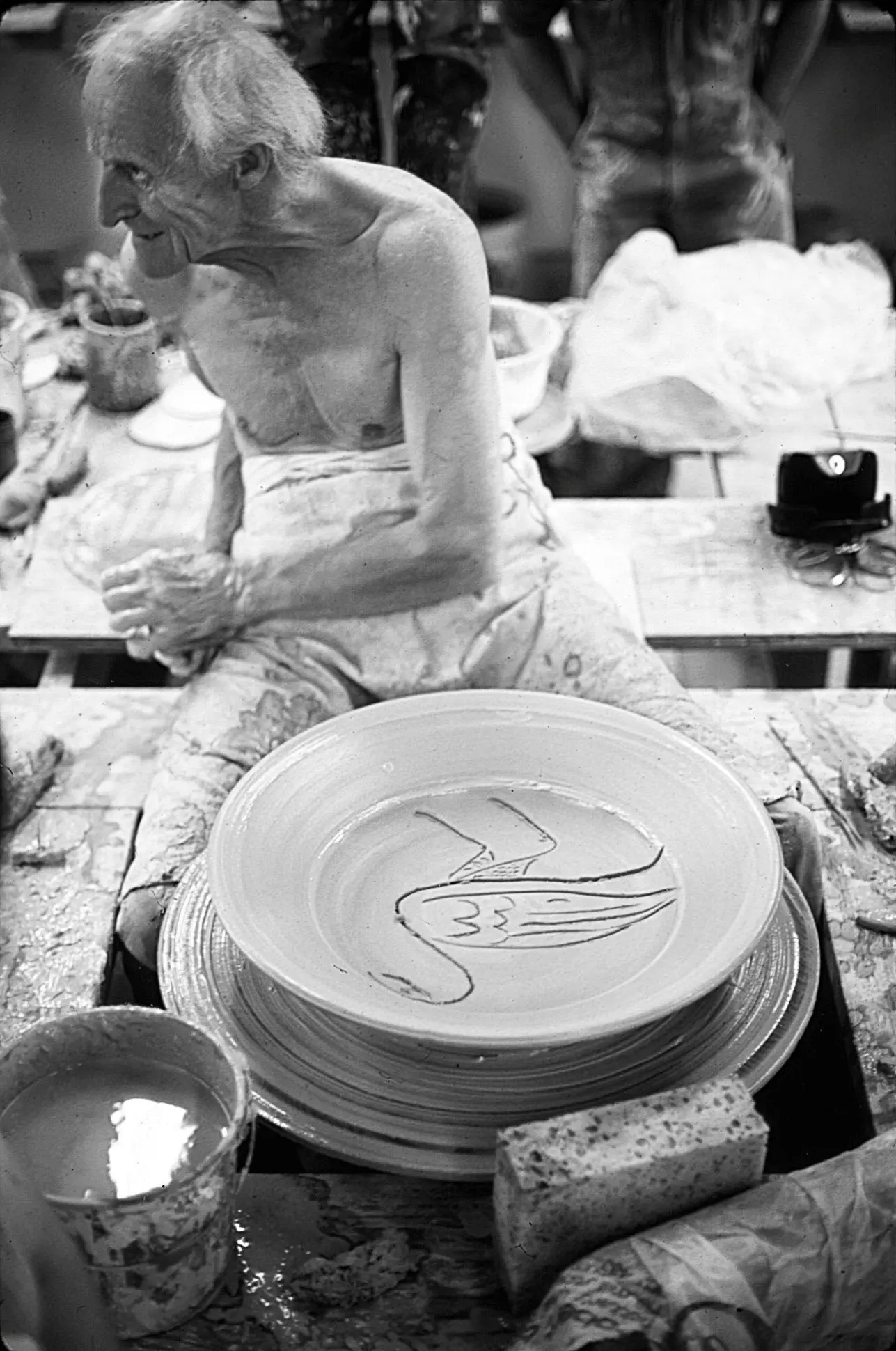 O ceramista britânico Michael Cardew fazendo demonstração em um workshop na Big Creek Pottery em Davenport, Califórnia, em 1976. Ele é tema de uma nova biografia. (Crédito...Kathy Neeley)