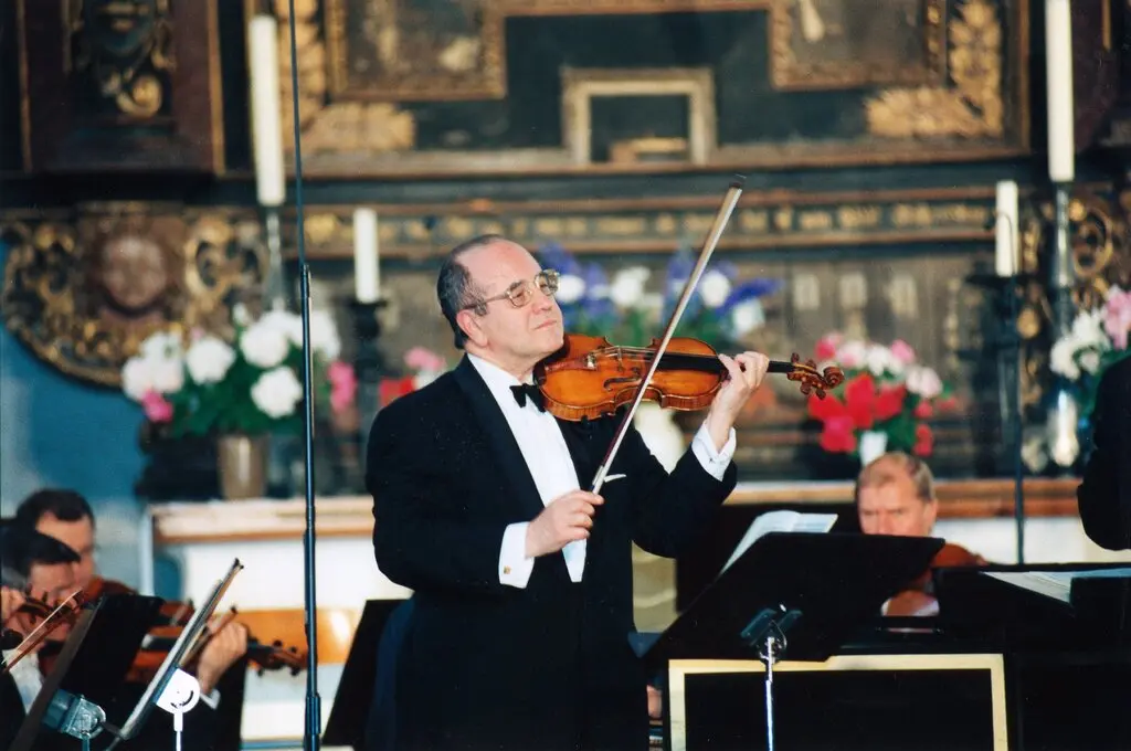 Igor Oistrakh, foi um notável violinista que fazia parte de uma família de violinistas que incluía seu pai, David, um dos maiores expoentes do instrumento no século 20, fez sua estreia em Nova York no Carnegie Hall em fevereiro de 1962, tocando com Symphony of the Air sob Alfred Wallenstein
