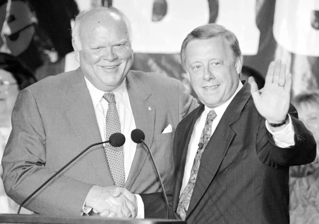 O governador Ned McWherter, do Tennessee, à esquerda, apresentando Phil Bredesen, o prefeito de Nashville na época, em um comício em 1994. (Crédito da fotografia: Cortesia Mark Humphrey/Associated Press)